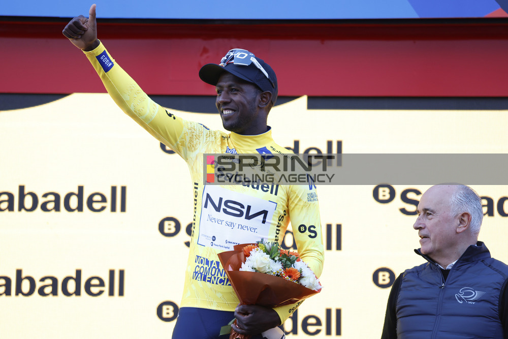 Biniam Girmay segue o camisola amarela da Volta Comunitat Valenciana (Foto: SprintCyclingAgency)