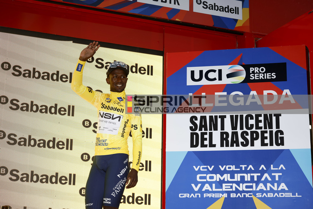 Biniam Girmay segue o camisola amarela da Volta Comunitat Valenciana (Foto: SprintCyclingAgency)