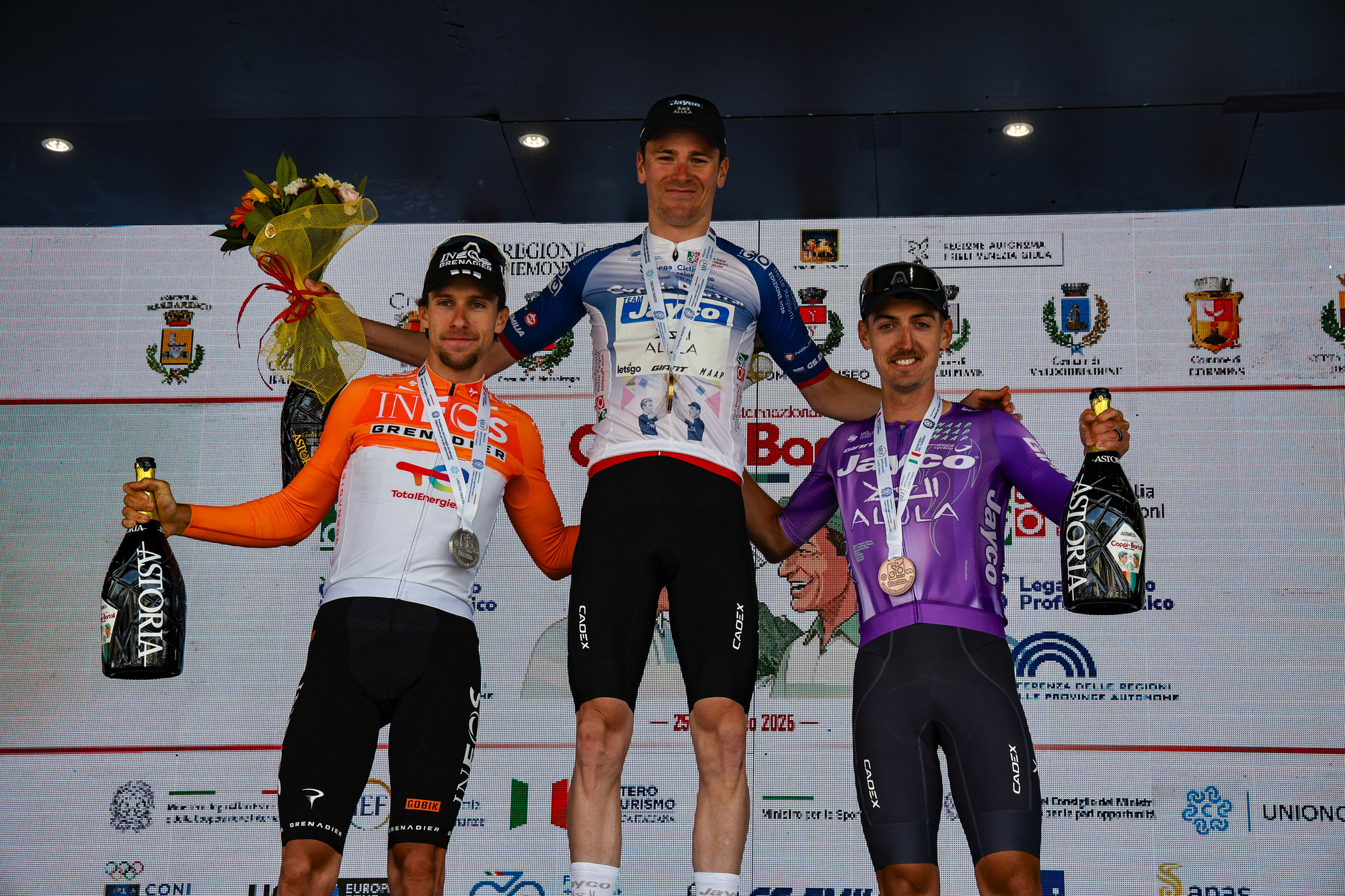 O pódio da Coppi e Bartali com Axel Laurance, Mauro Schmid e Alan Hatherly