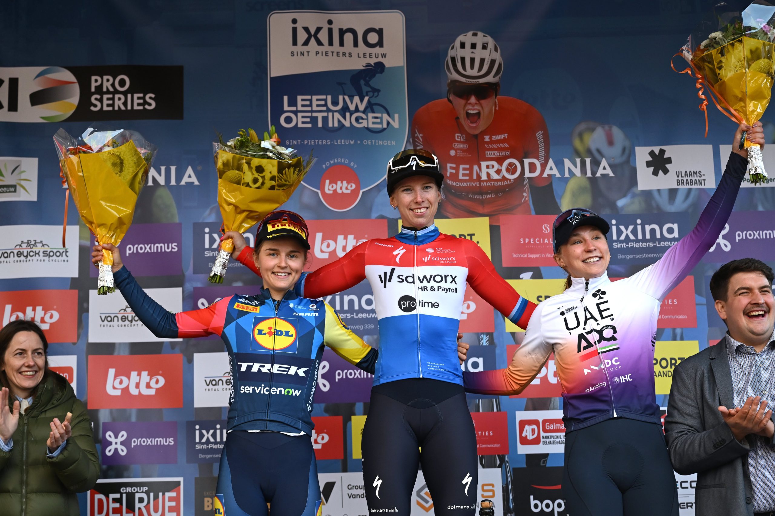 O pódio da IXINA Leeuw-Oetingen p/b Lotto com Fleur Moors, Lorena Wiebes e Megan Jastrab