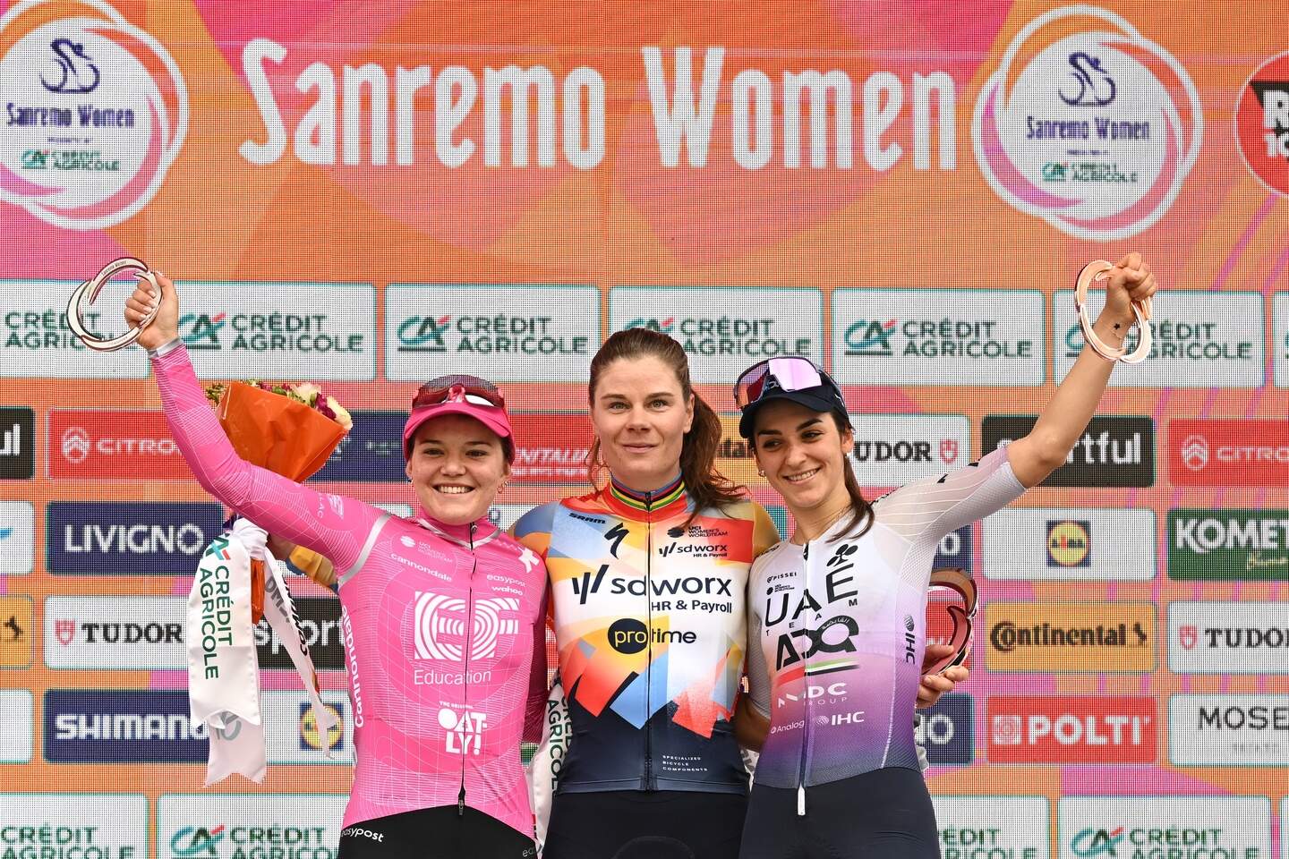O pódio da Milano Sanremo Donne com Noemi Ruegg, Lotte Kopecky e Eleonora Gasparrini (Foto: BELGA)