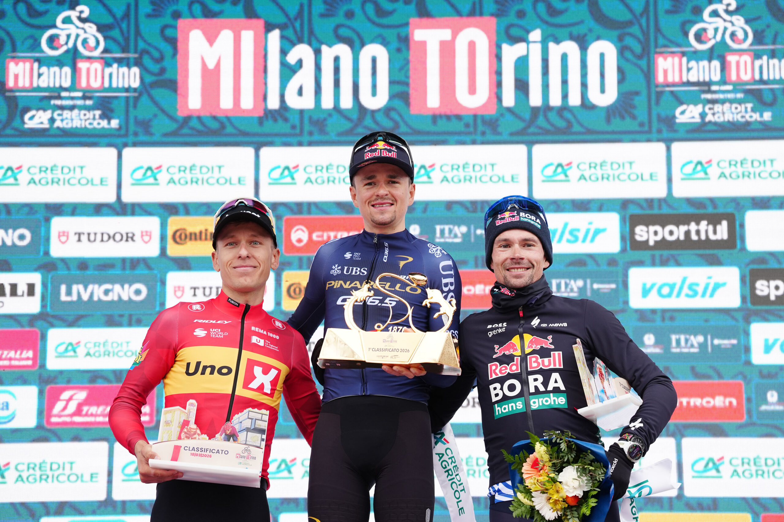 O pódio da Milano - Torino com Tobias Johannessen, Tom Pidcock e Primoz Roglic