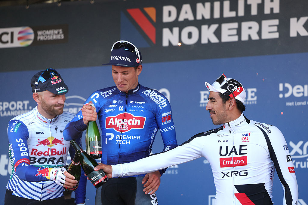 O pódio da Nokere Koerse com Jordi Meeus, Jasper Philipsen e Sebastian Molano (Foto: Getty Images)