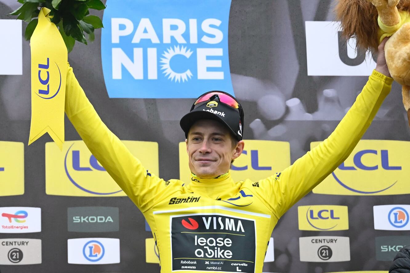 Jonas Vingegaard enverga agora a camisola amarela no Paris-Nice (Foto: Cor Vos)