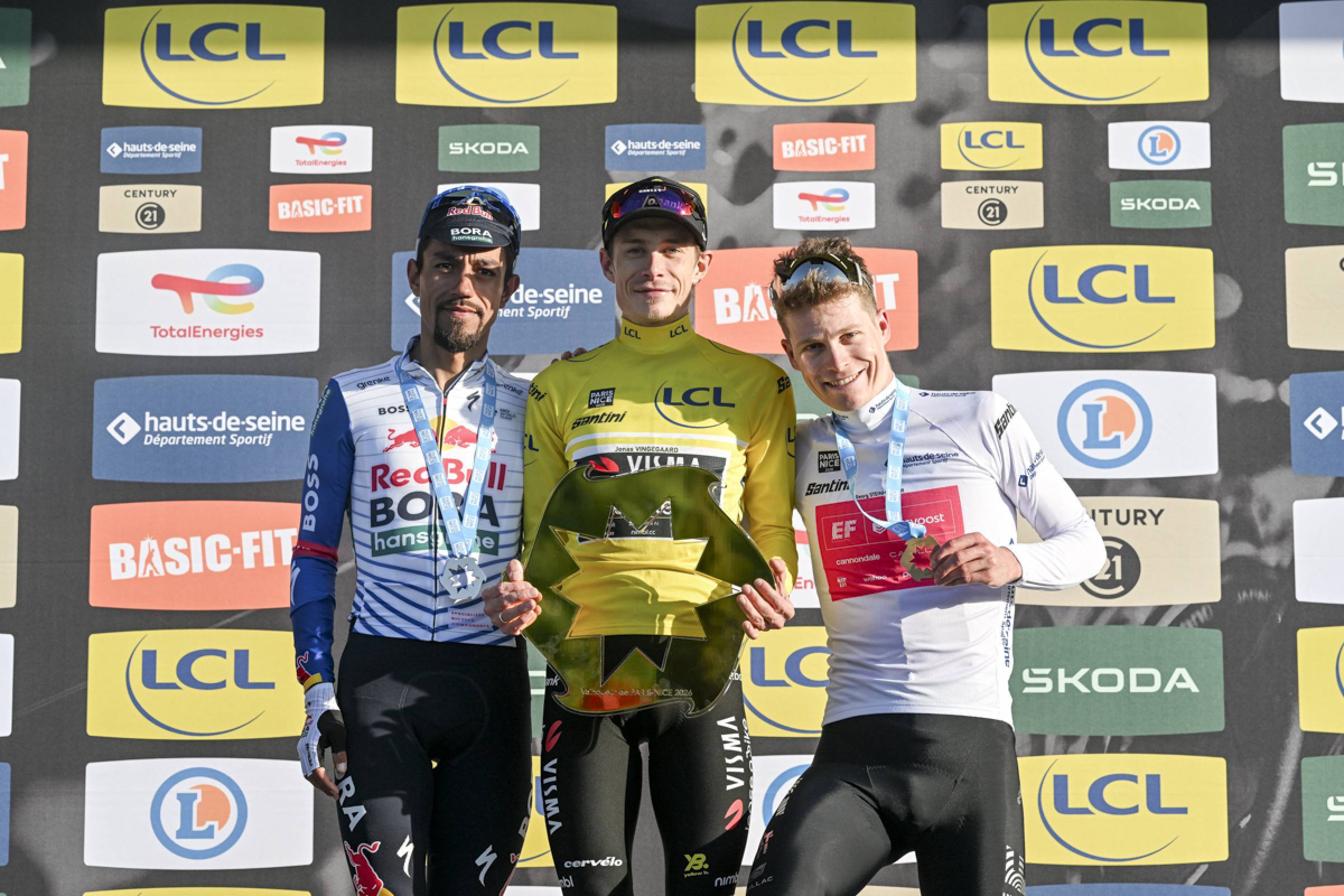 O pódio do Paris-Nice com Daniel Martinez, Jonas Vingegaard e Georg Steinhauser