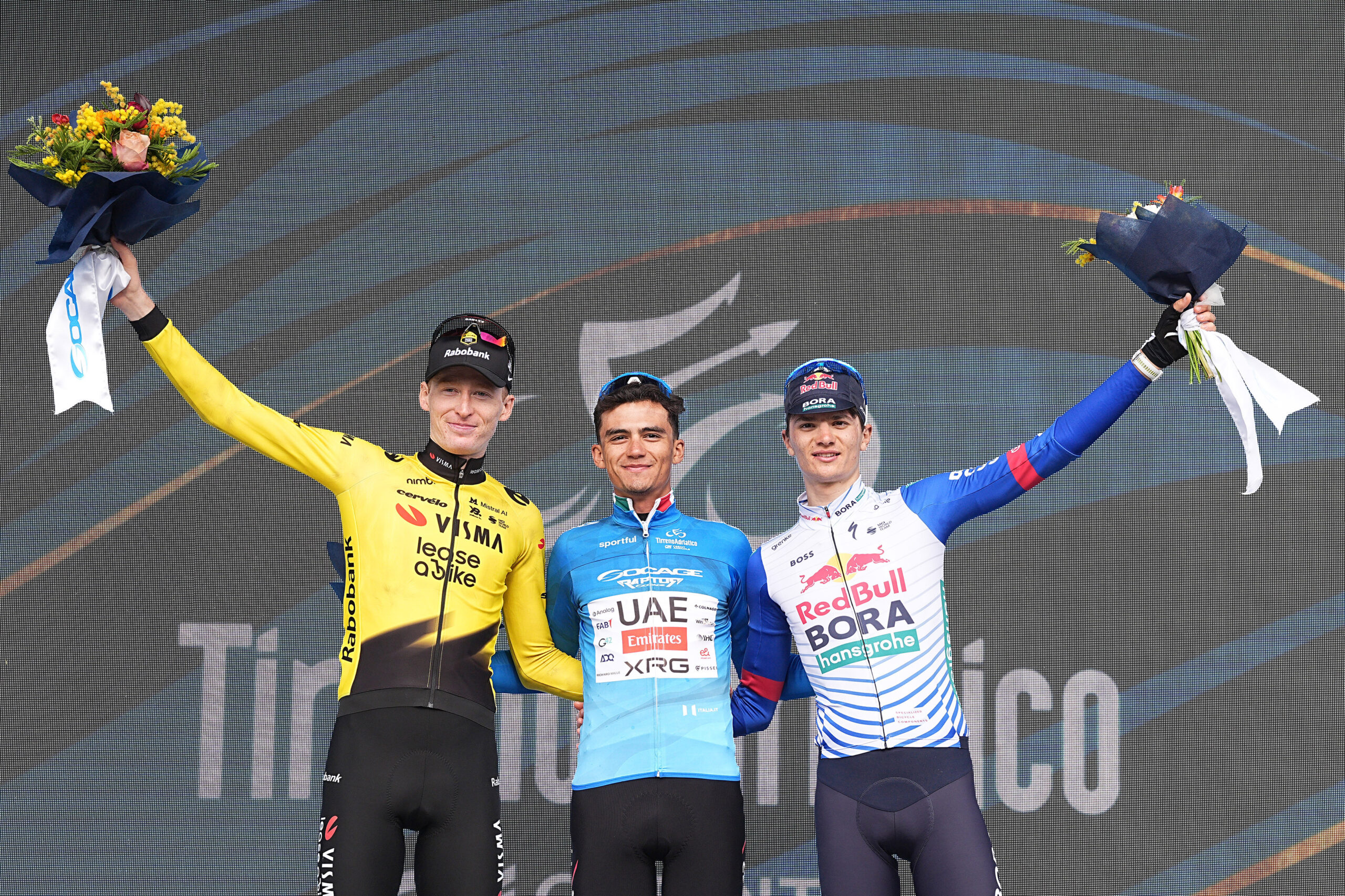 O pódio do Tirreno-Adriatico com Matteo Jorgenson, Isaac Del Toro e Giulio Pellizzari