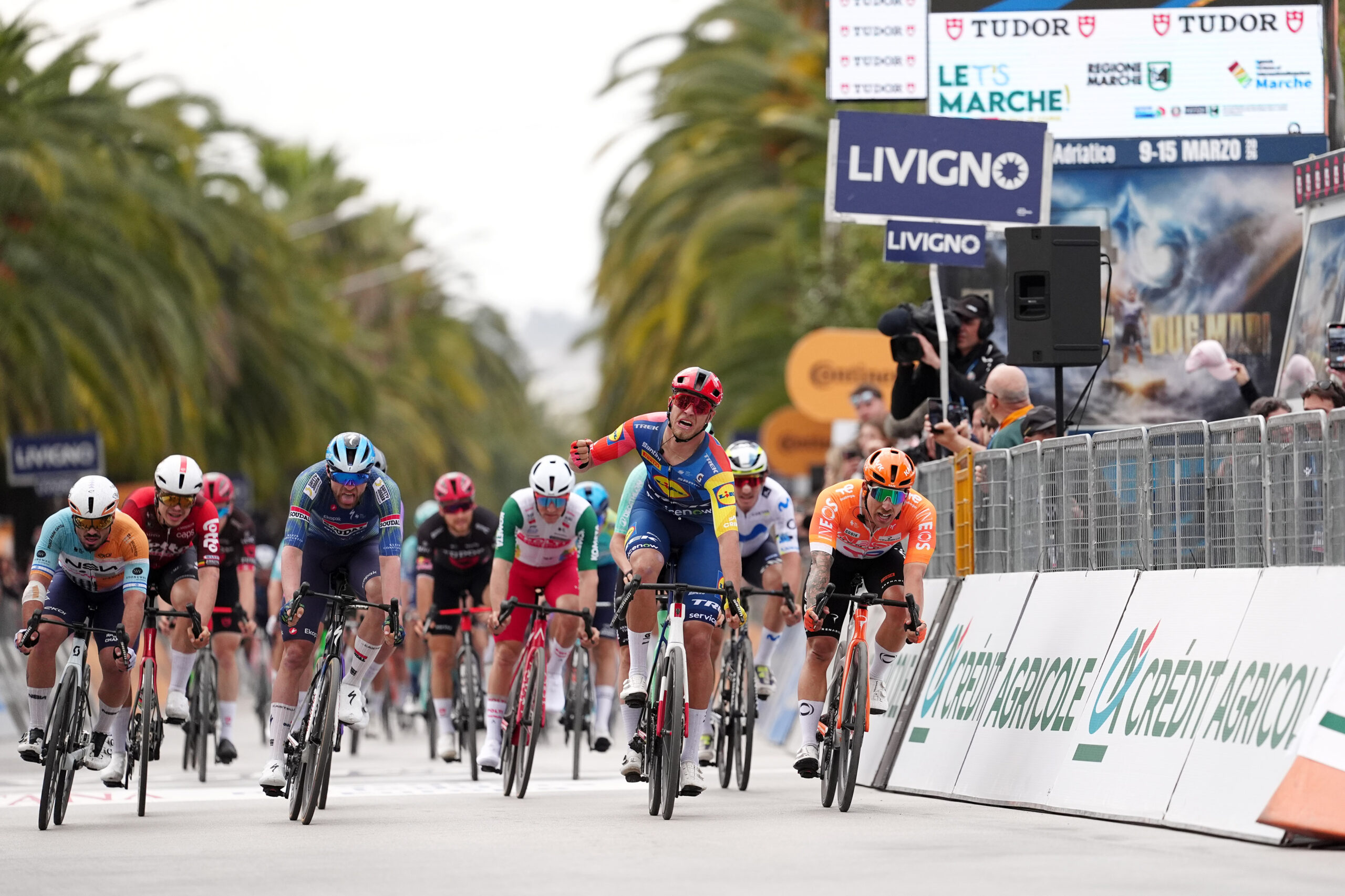 Jonathan Milan conquista etapa final do Tirreno-Adriatico! Isaac Del Toro vence geral!