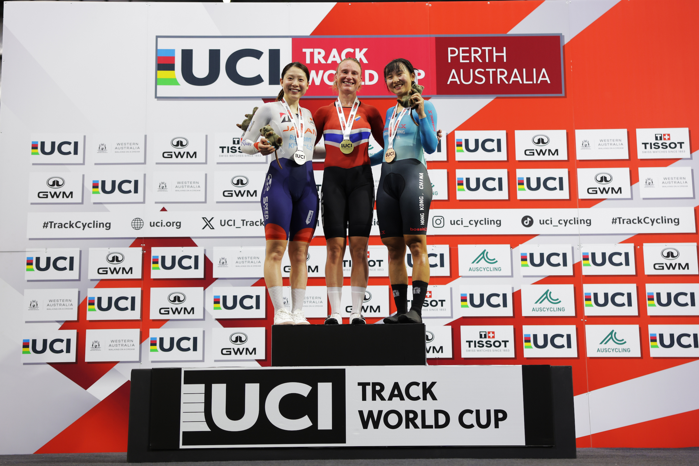 O pódio do Omnium feminino da Taça do Mundo em Perth com Tsuyaka Uchino, Anita Stenberg e Sze Wing Lee