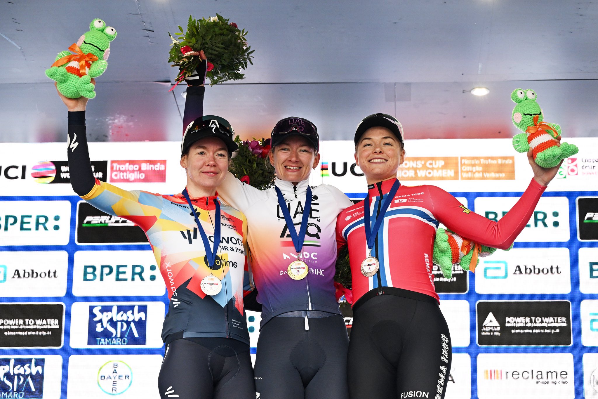 O pódio do Trofeo Alfredo Binda com Anna van der Breggen, Karlijn Swinkels e Mie Ottestad