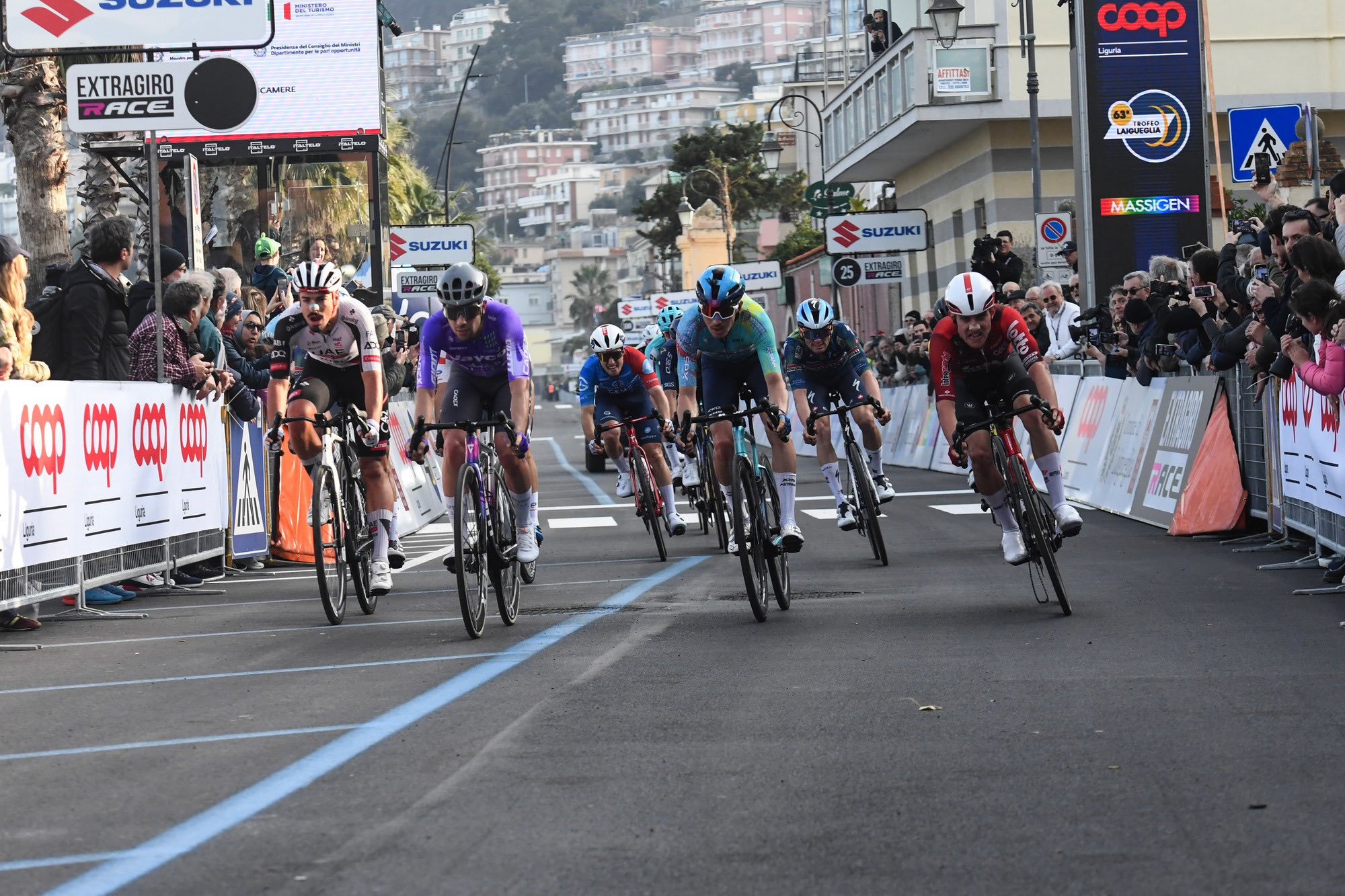 António Morgado (à esquerda) conseguiu mais um top10 numa clássica esta temporada (Foto: SprintCyclingAgency)