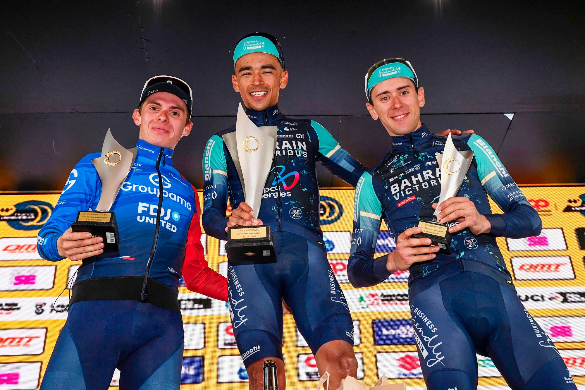 O pódio do Trofeo Laigueglia com Romain Grégoire, Santiago Buitrago e Antonio Tiberi (Foto: Trofeo Laigueglia)