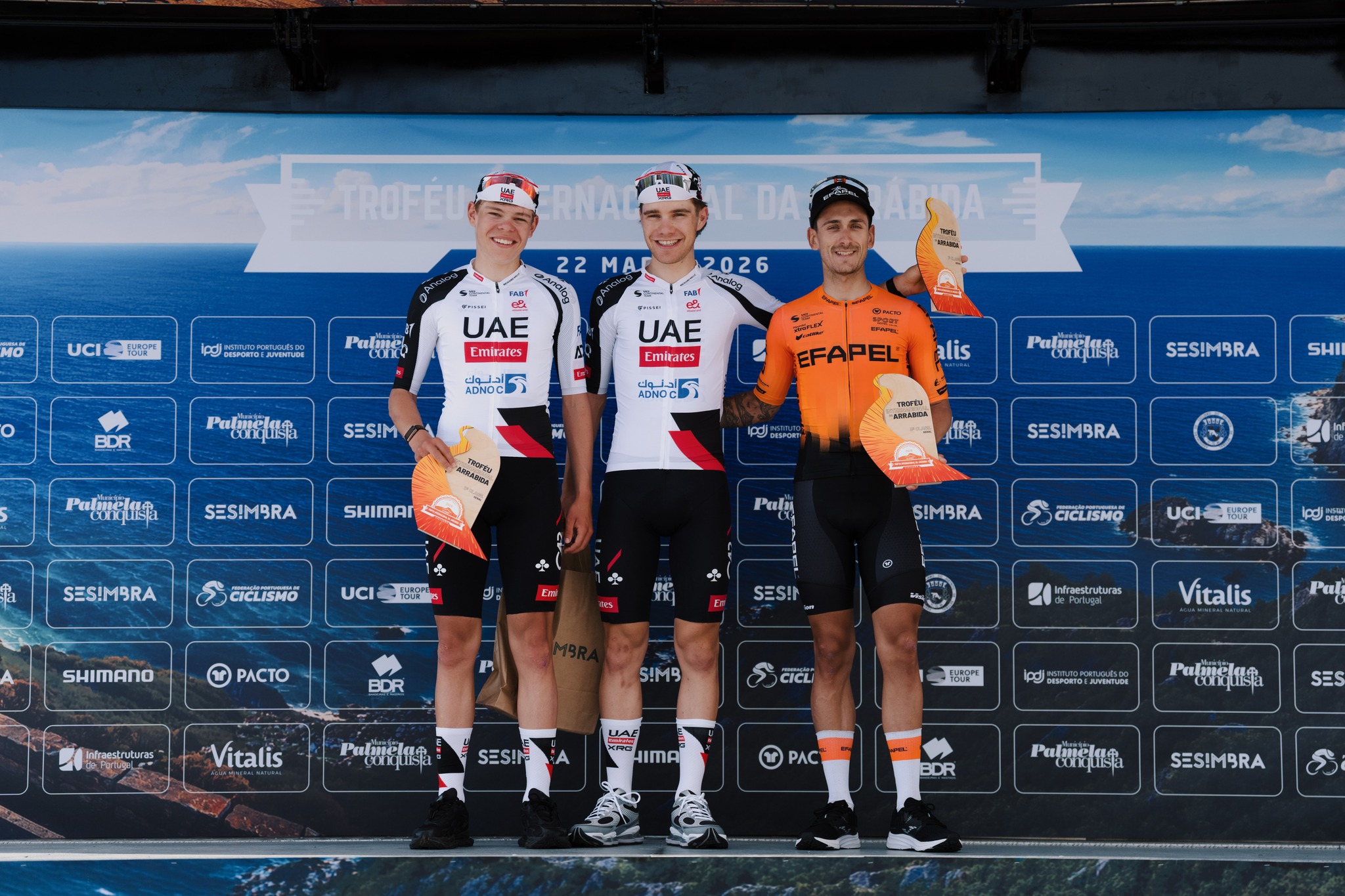 O pódio do Troféu Internacional da Arrábida com Daan Dijkman, Enea Sambinello e Tiago Antunes