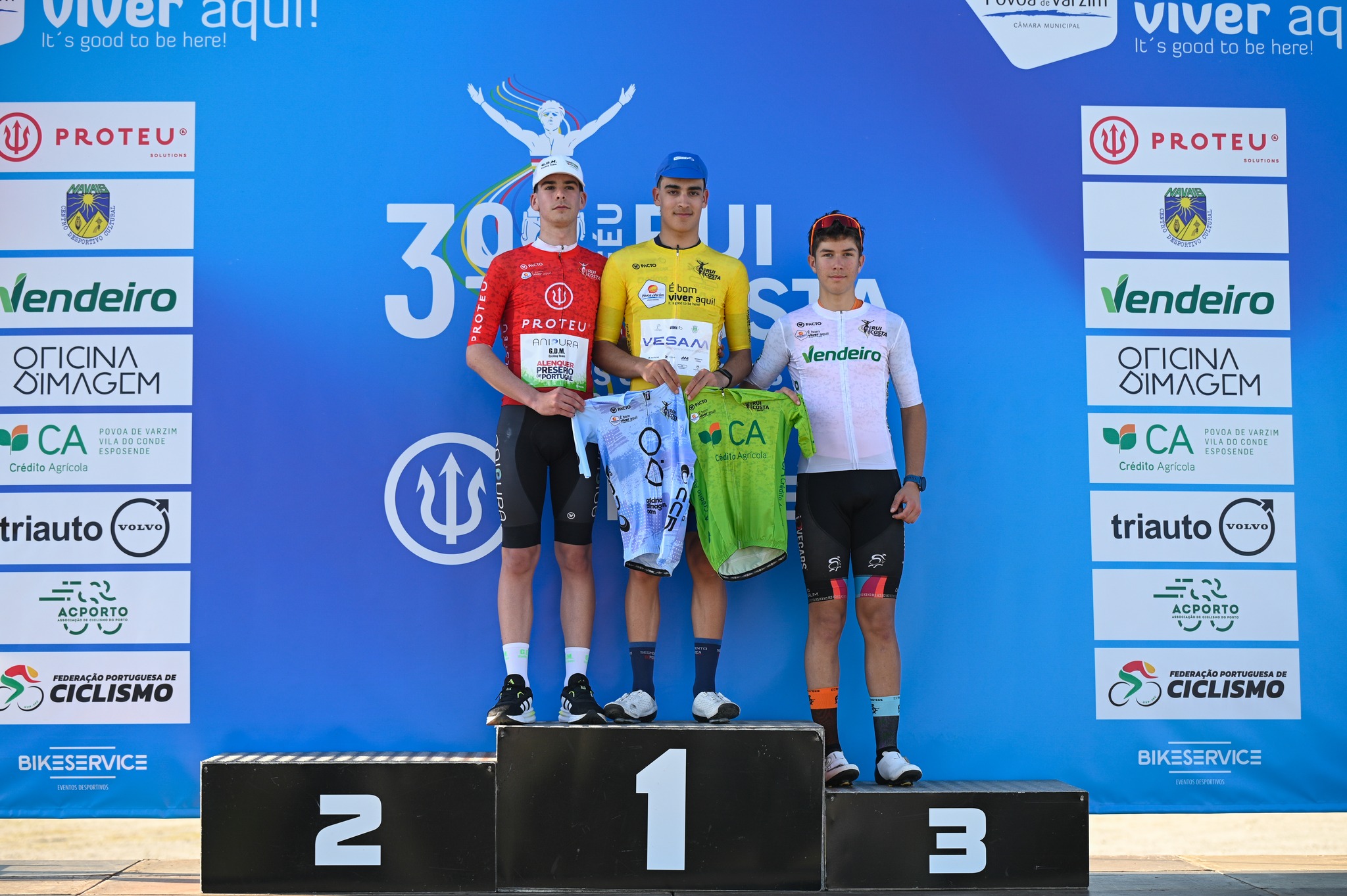 O pódio da etapa 1 do Troféu Rui Costa com Simão Ribeiro, Bruno Nogueira e Mateo Hermida