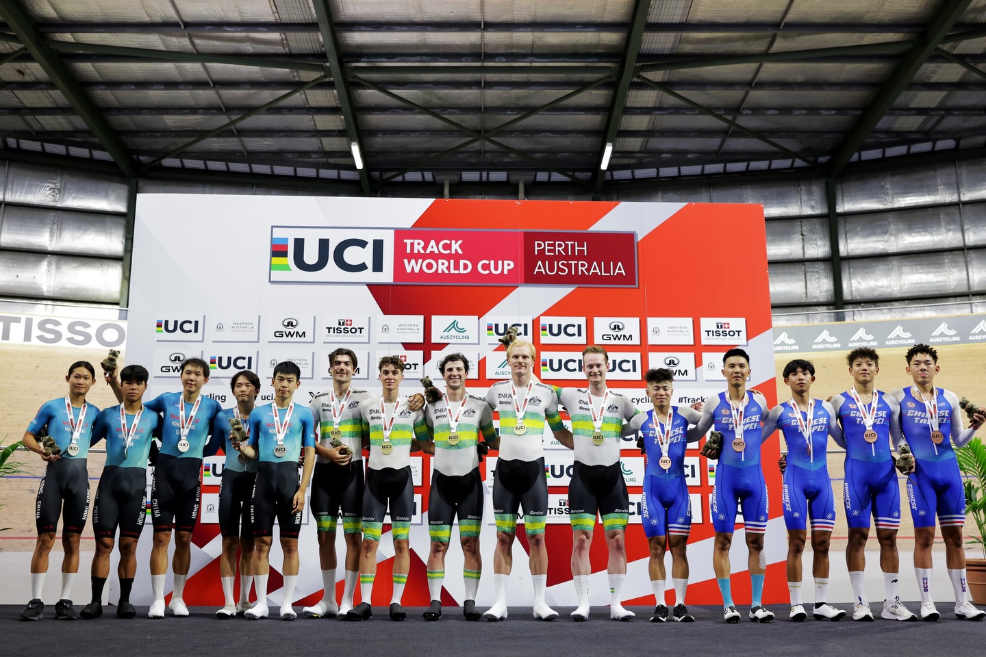 O pódio da Perseguição Coletiva masculina com Hong Kong, Austrália e Taipé Chinesa