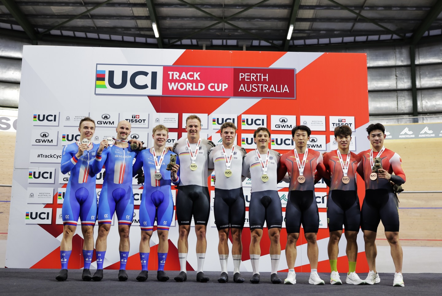 O pódio do Sprint Coletivo masculino com Chéquia, Alemanha e China