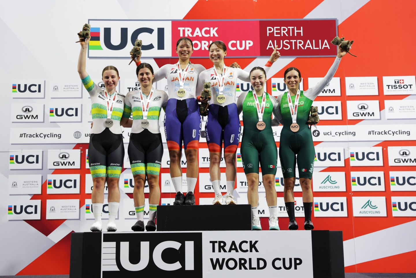 O pódio do Madison feminino com Keira Will e Alyssa Polites, Maho Kakita e Tsuyaka Uchino e Yareli Acevedo e Sofia Arreola