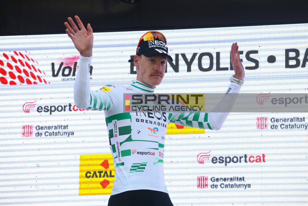 Dorian Godon segue o camisola branca da Volta Catalunya (Foto: Luis Angel Gomez/SprintCyclingAgency©2026)