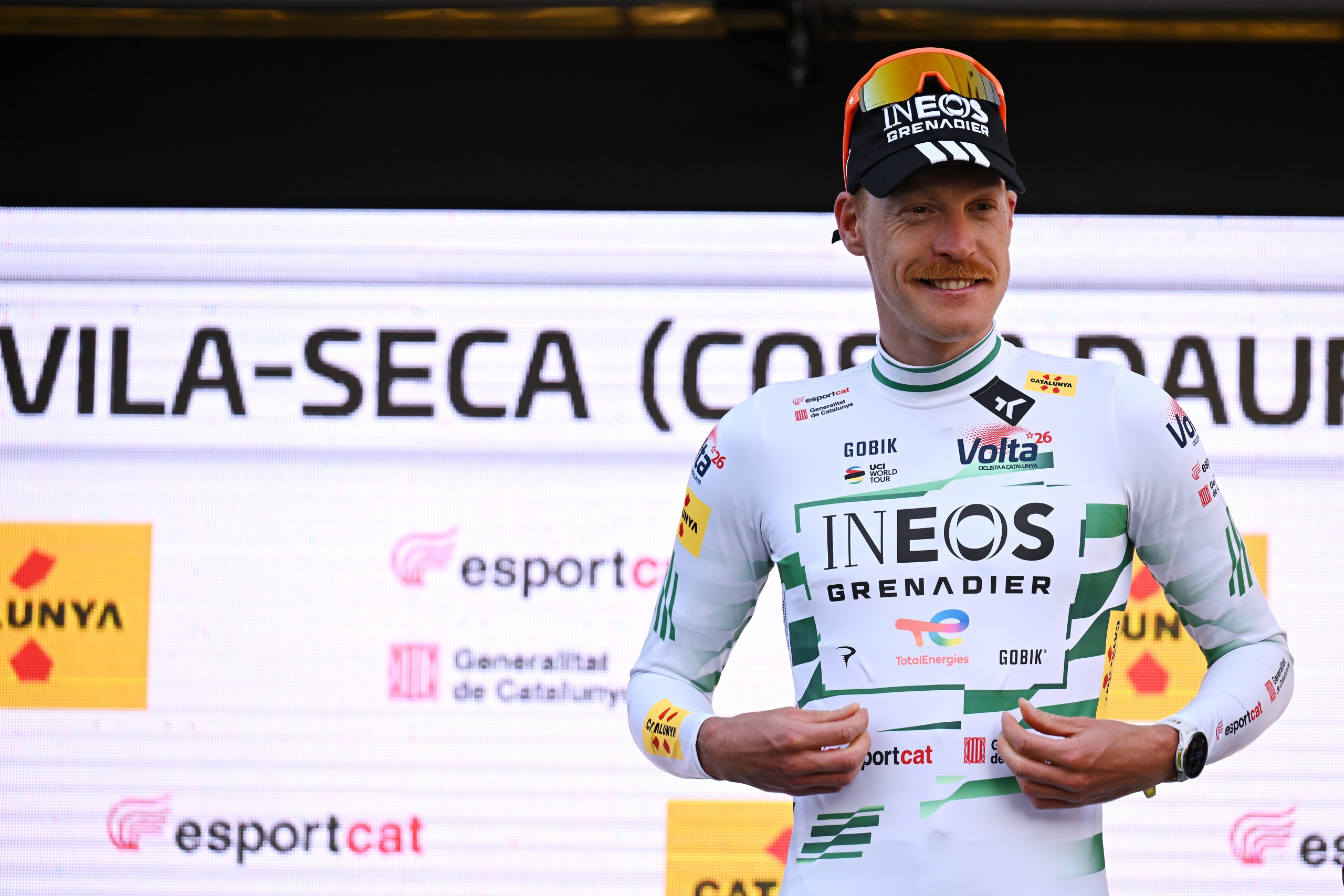 Dorian Godon segue o camisola branca da Volta Catalunya (Foto: Getty Images)