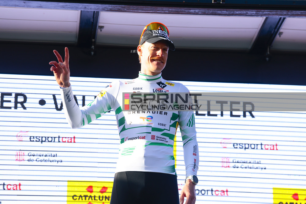 Dorian Godon segue o camisola branca da Volta Catalunya