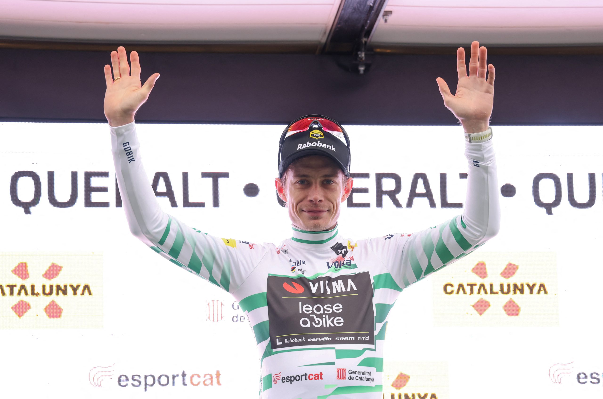Jonas Vingegaard segue o camisola branca da Volta Catalunya (Foto: Getty Images)