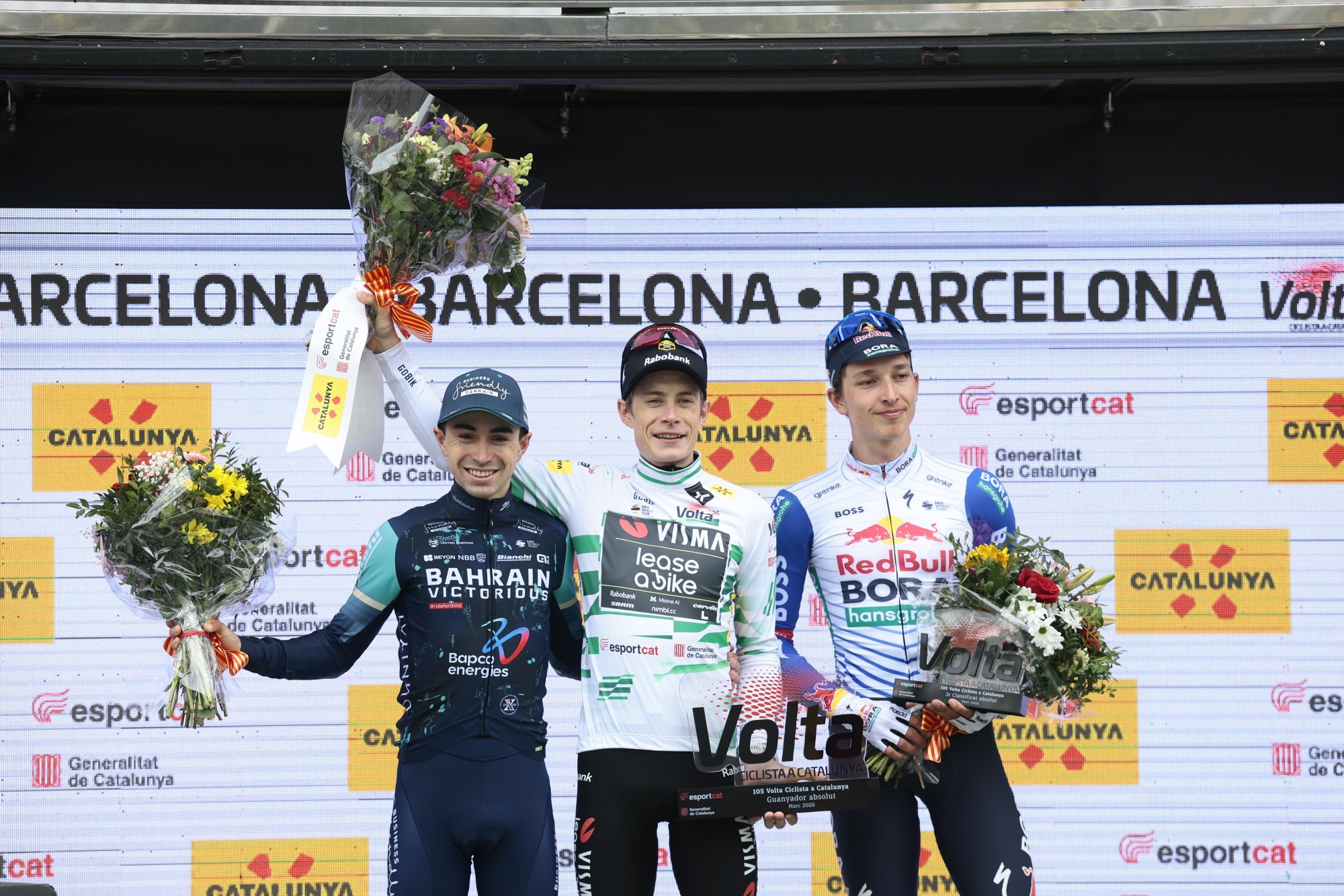 O pódio da Volta Catalunya com Lenny Martinez, Jonas Vingegaard e Remco Evenepoel (Foto: Cor Vos)
