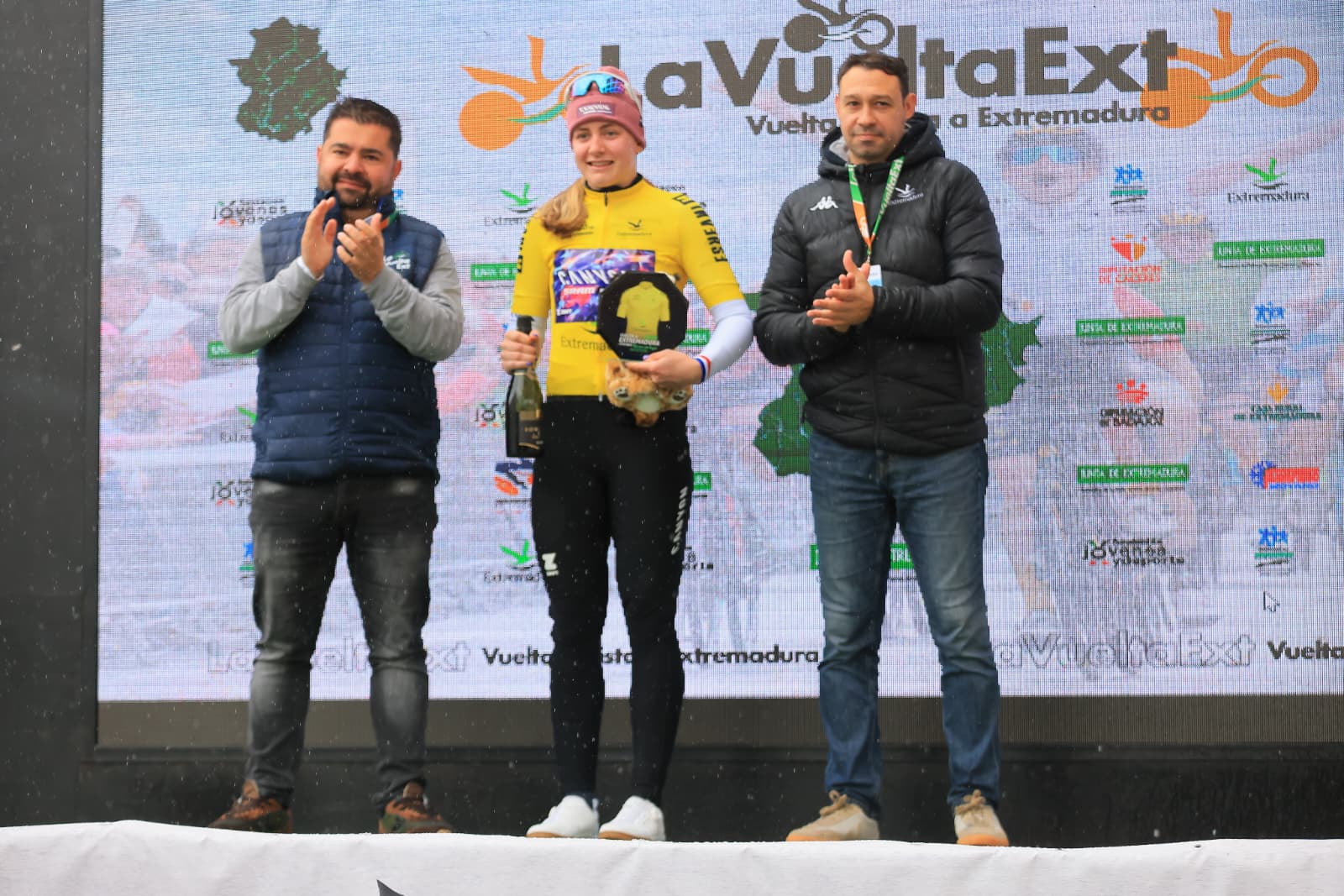 Zoe Backstedt é a primeira camisola amarela da Vuelta a Extremadura Femenina (Foto: Vuelta a Extremadura)