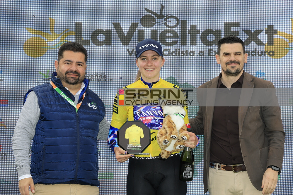 Zoe Backstedt segue a camisola amarela da Vuelta a Extremadura Femenina (Foto: Rafa Gomez/SprintCyclingAgency©2026)