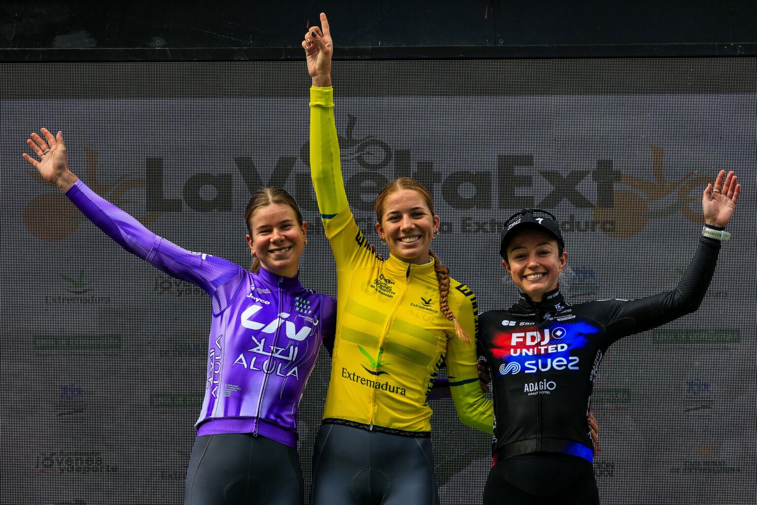 O pódio da Vuelta a Extremadura Femenina com Talia Appleton, Mackenzie Coupland e Lauren Dickson