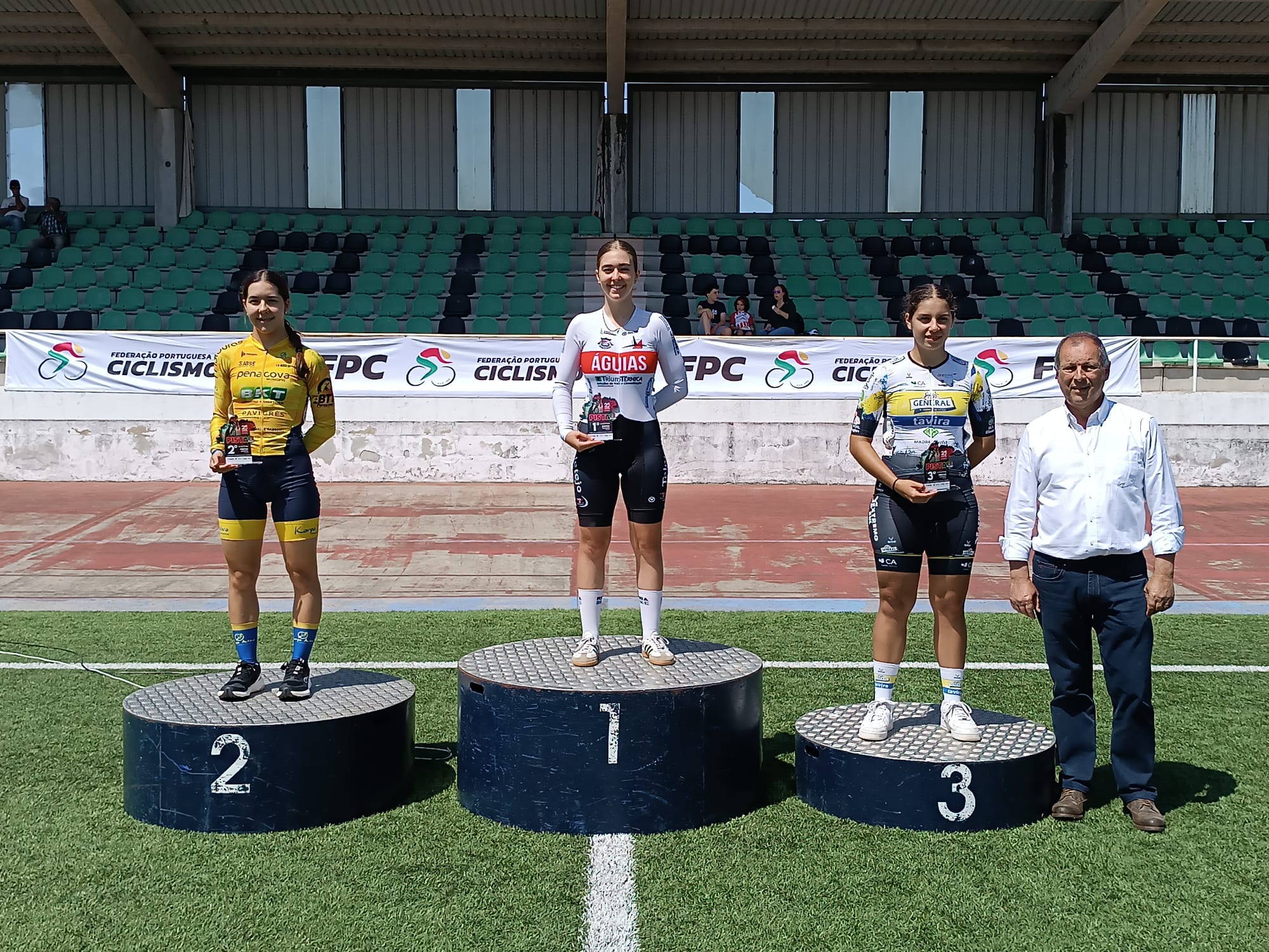 O pódio da Corrida por Pontos das juniores femininas com Laura Simões, Bárbara Cunha e Juliana Teixeira