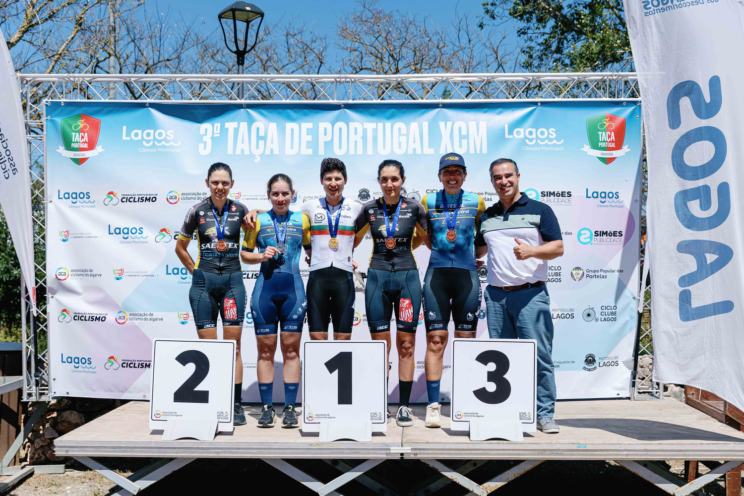 O pódio das elites femininas em Lagos com Leandra Gomes, Marta Branco, Melissa Maia, Tânia Lima e Celina Carpinteiro