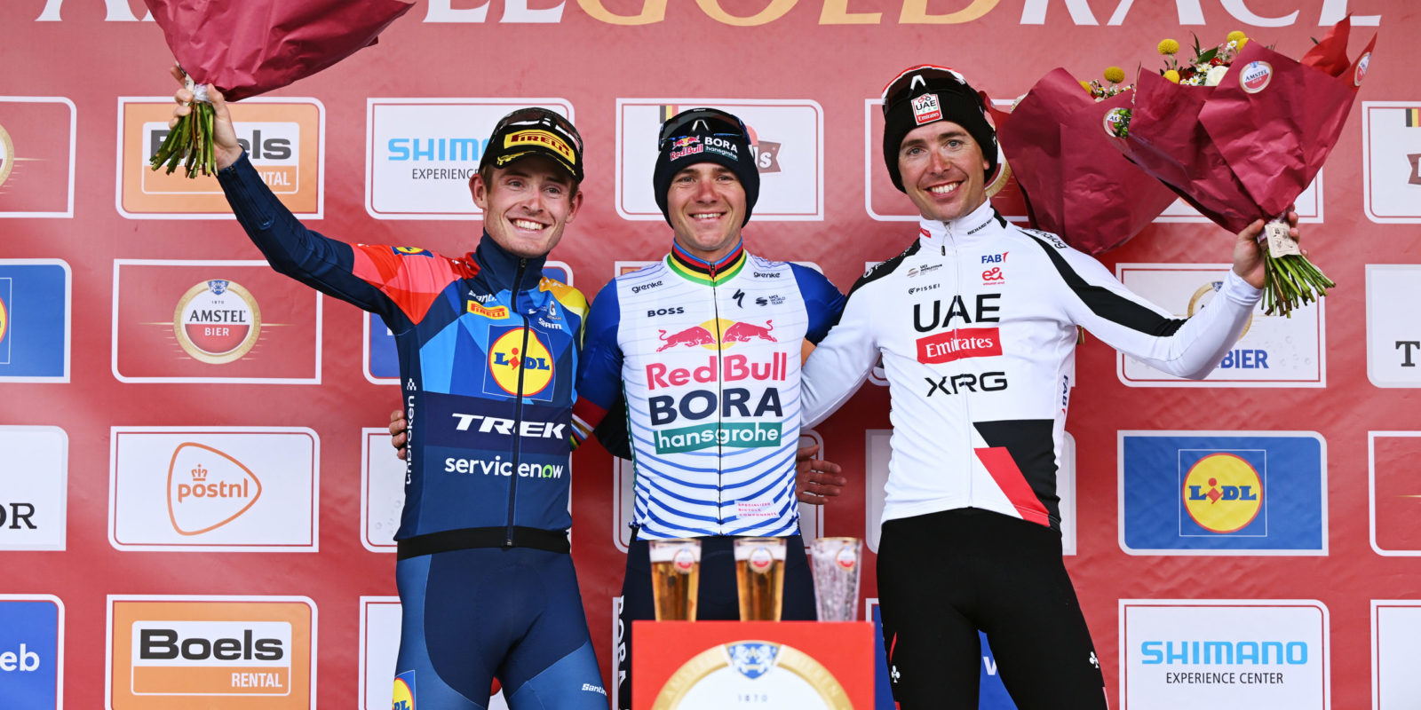 O pódio da Amstel Gold Race com Mattias Skjelmose, Remco Evenepoel e Benoit Cosnefroy