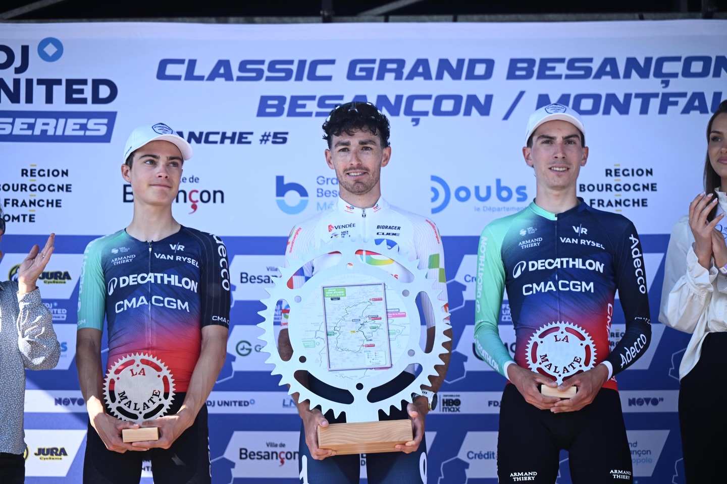 O pódio da Classic Grand Besançon Doubs com Matthew Riccitello, Jordan Jegat e Léo Bisiaux