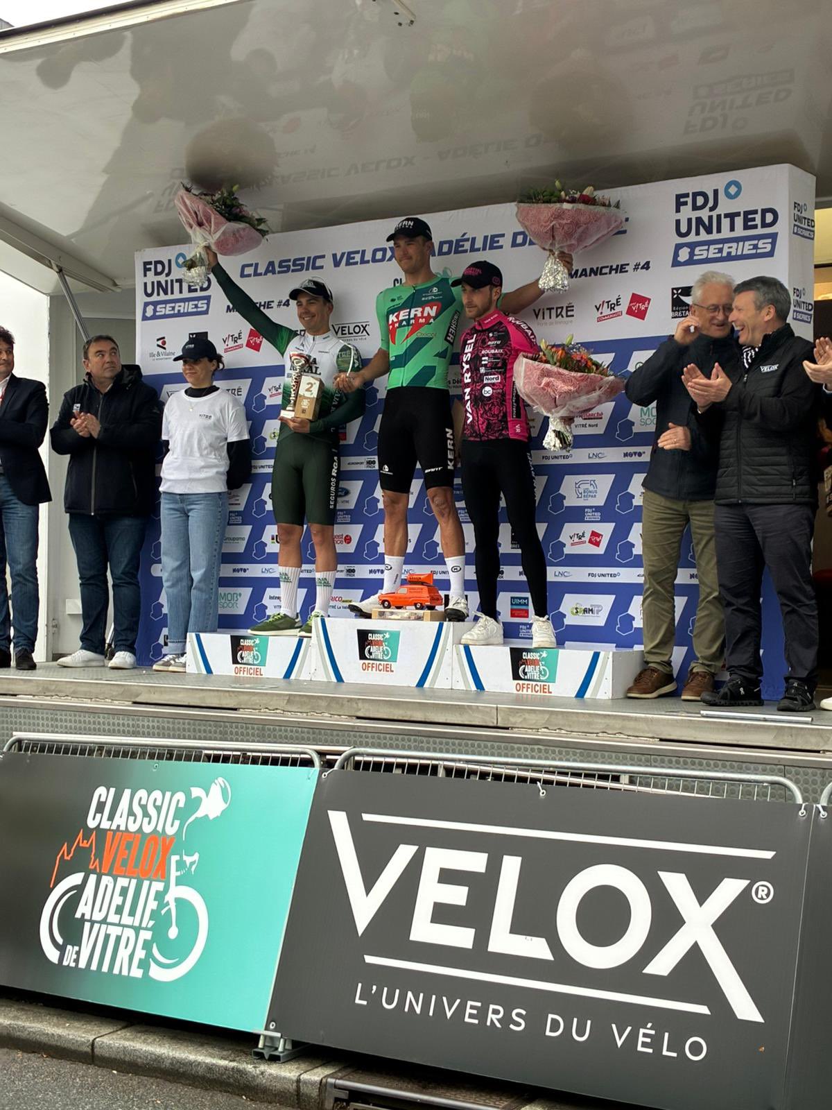 O pódio da Classica Velox-Adélie de Vitré com Iúri Leitão, Marc Brustenga e Louis Hardouin (Foto: Caja Rural - Seguros RGA)