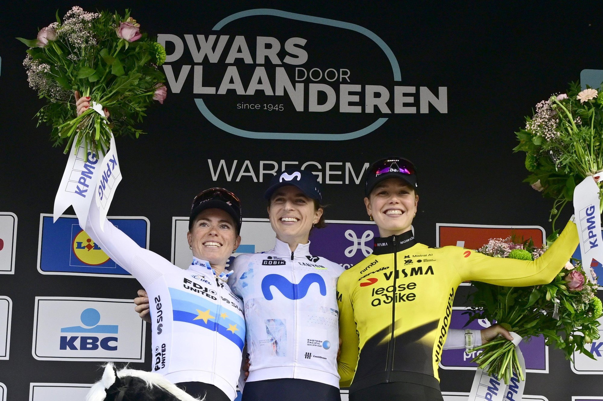 O pódio da Dwars door Vlaanderen com Demi Vollering, Marlen Reusser e Lieke Nooijen (Foto: Cor Vos)