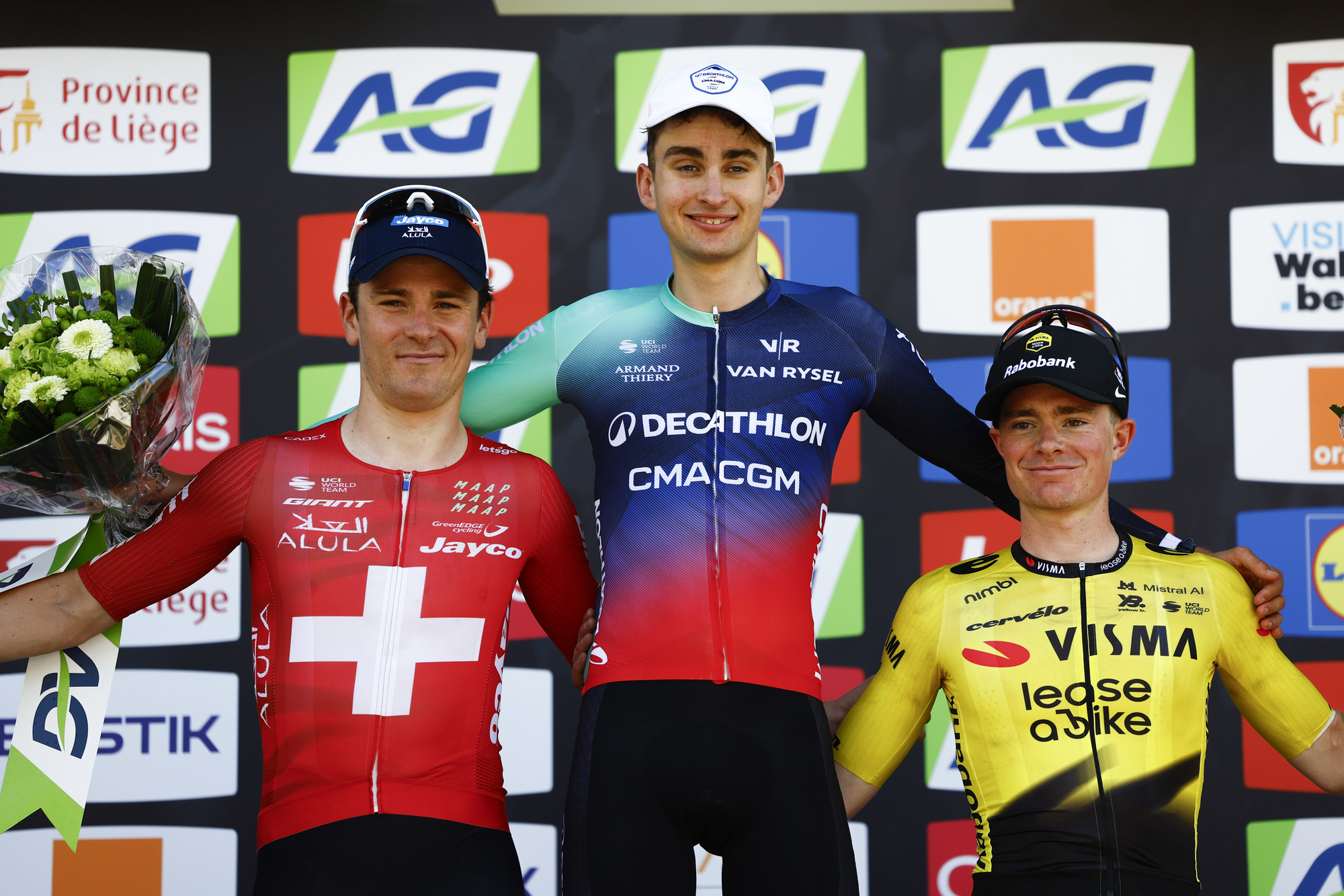 O pódio da La Flèche Wallonne com Mauro Schmid, Paul Seixas e Ben Tulett (Foto: SprintCyclingAgency)