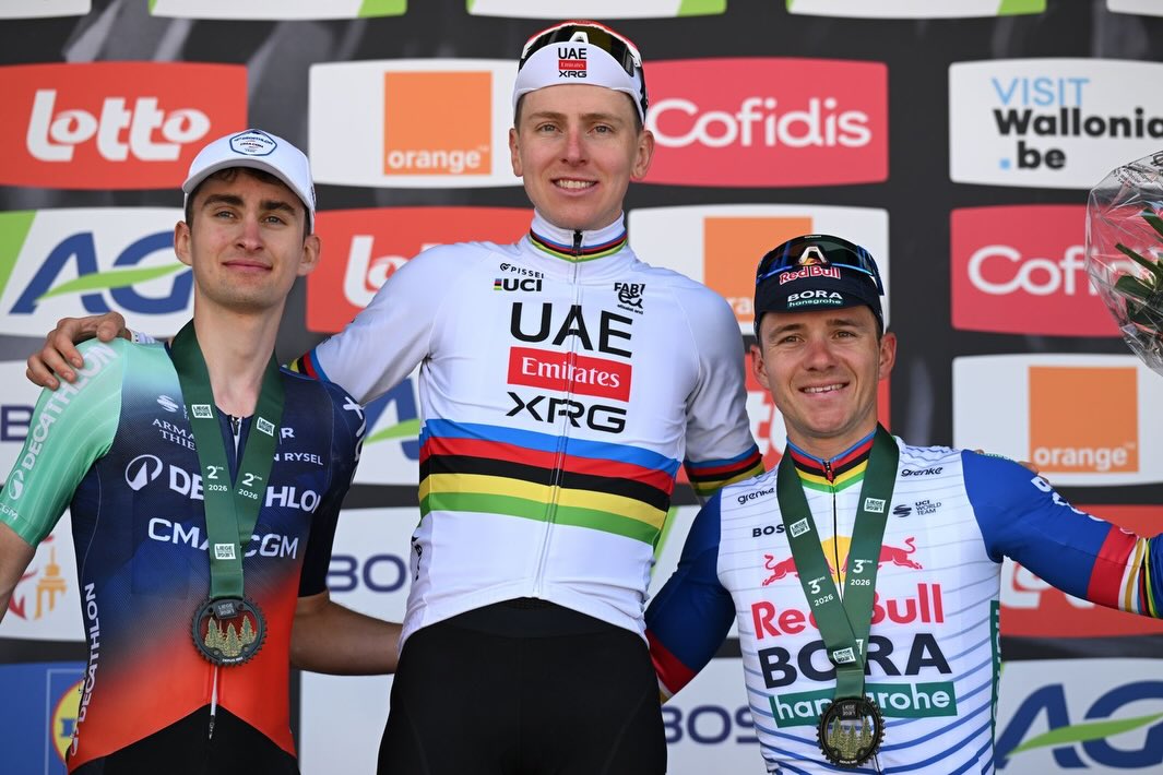 O pódio da Liège-Bastogne-Liège com Paul Seixas, Tadej Pogacar e Remco Evenepoel (Foto: Getty Images)