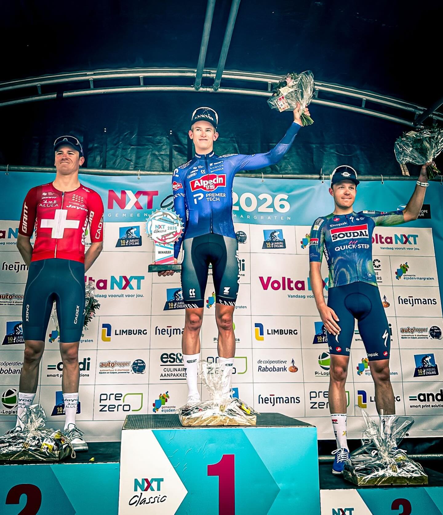 O pódio da NXT Classic com Mauro Schmid, Tibor del Grosso e Casper Pedersen (Foto: Alpecin - Premier Tech)