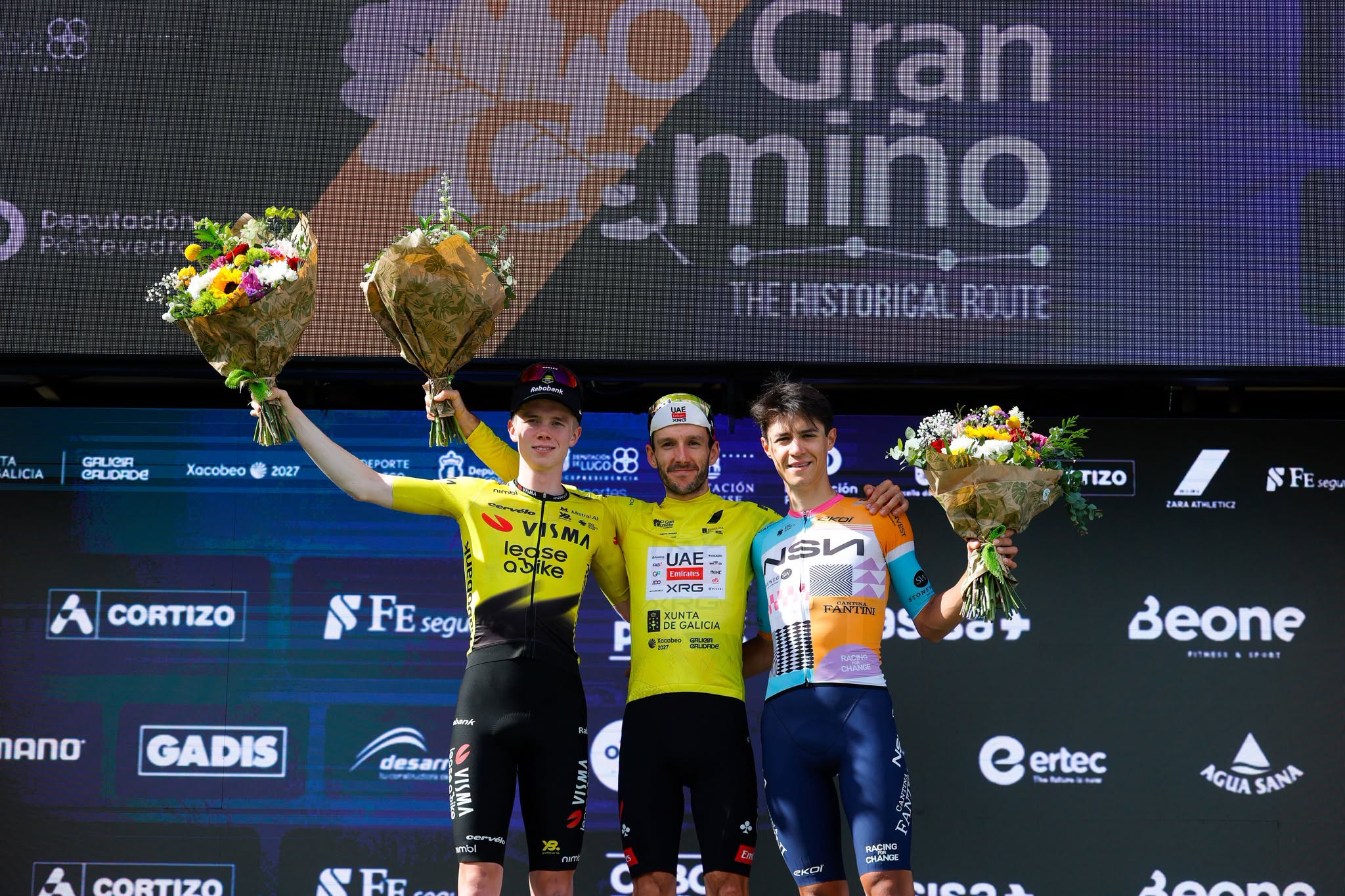 O pódio d'O Gran Camiño com Jorgen Nordhagen, Adam Yates e Alessandro Pinarello