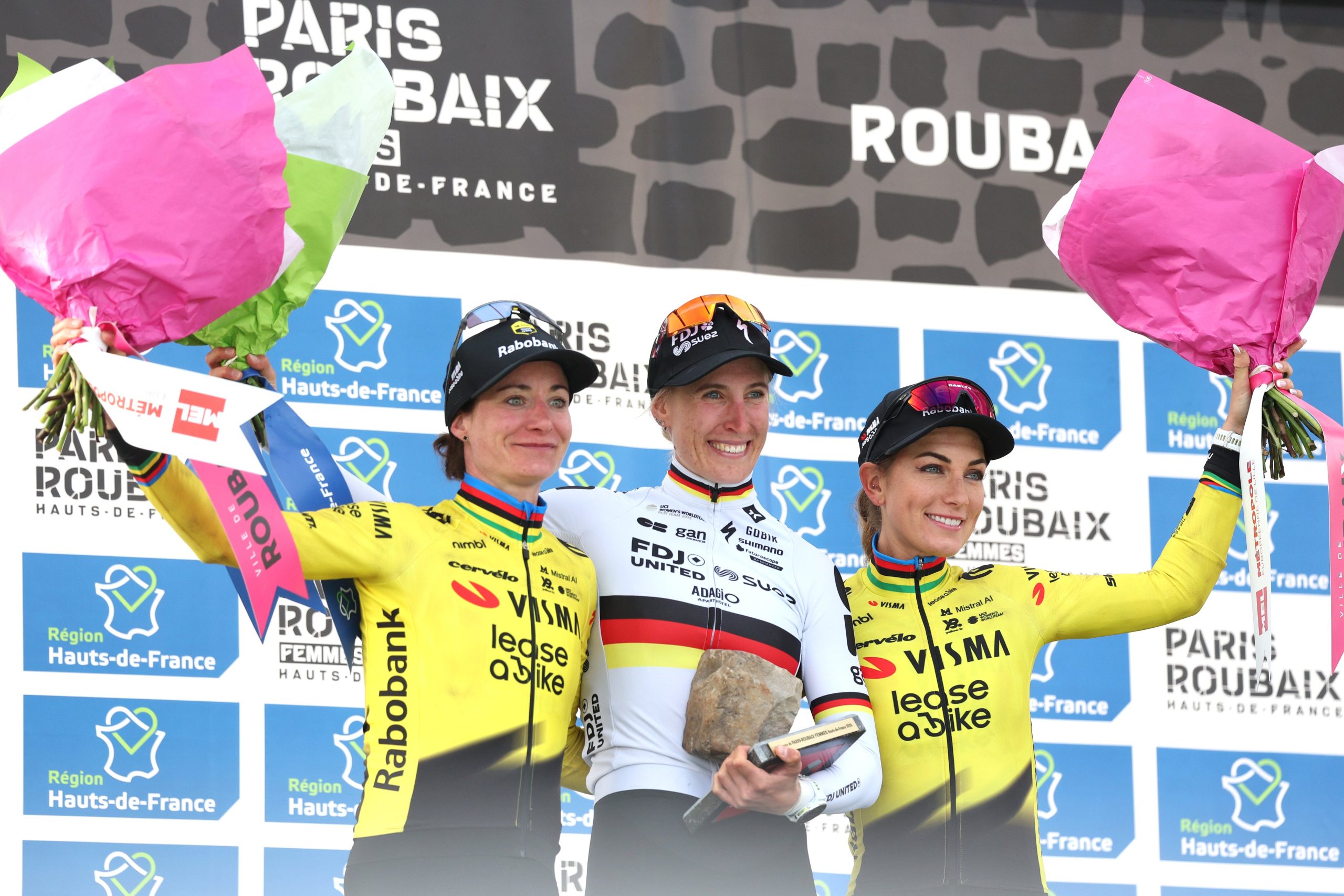O pódio da Paris-Roubaix Femmes com Marianne Vos, Franziska Koch e Pauline Ferrand-Prevot (Foto: Getty Images)