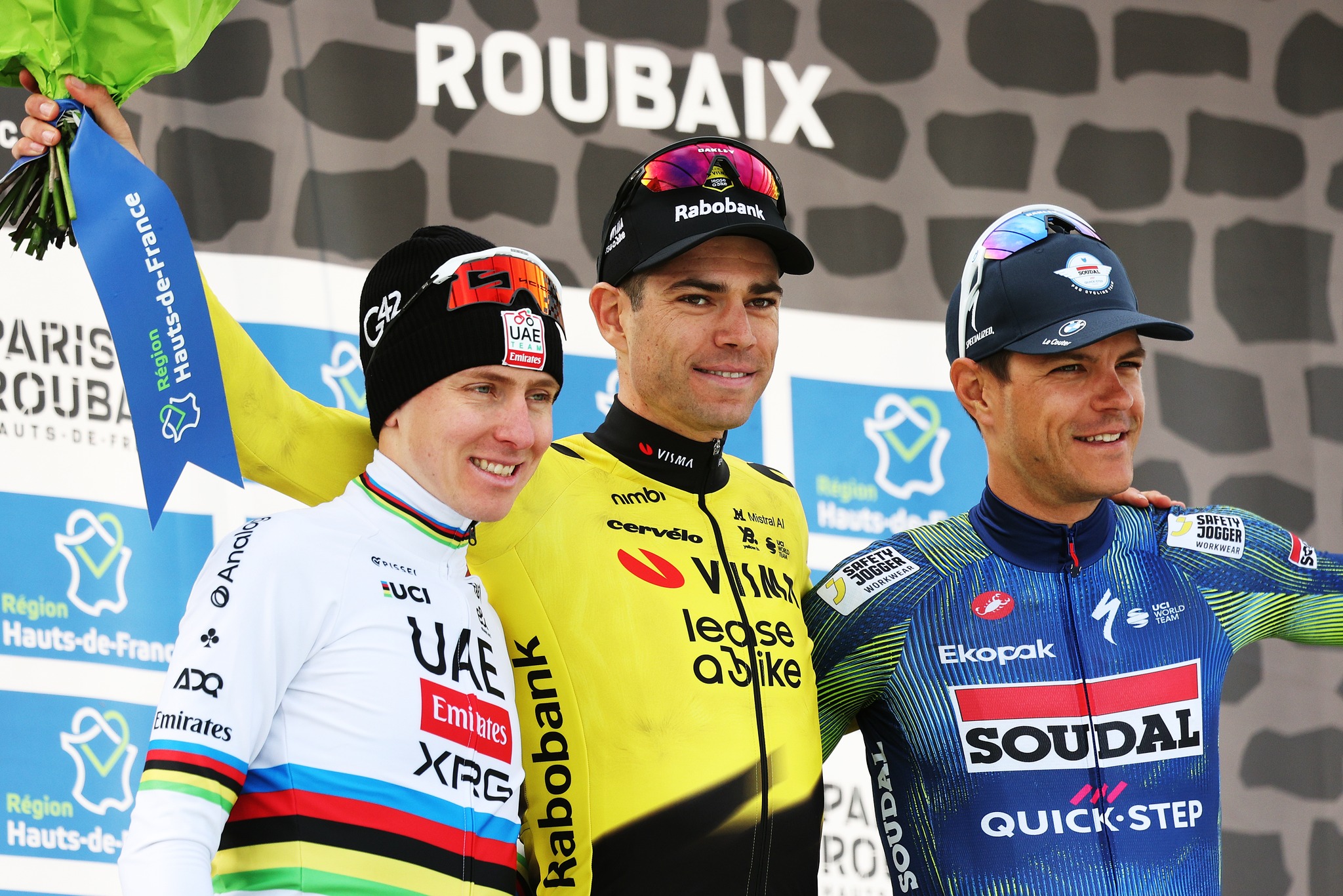 O pódio da Paris-Roubaix com Tadej Pogacar, Wout van Aert e Jasper Stuyven (Foto: Getty Images)