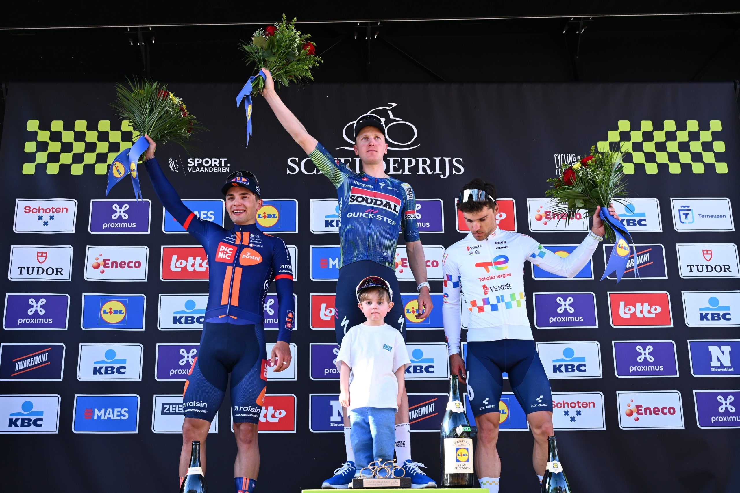 O pódio da Scheldeprijs com Pavel Bittner, Tim Merlier e Emilien Jeanniere (Foto: Cor Vos)