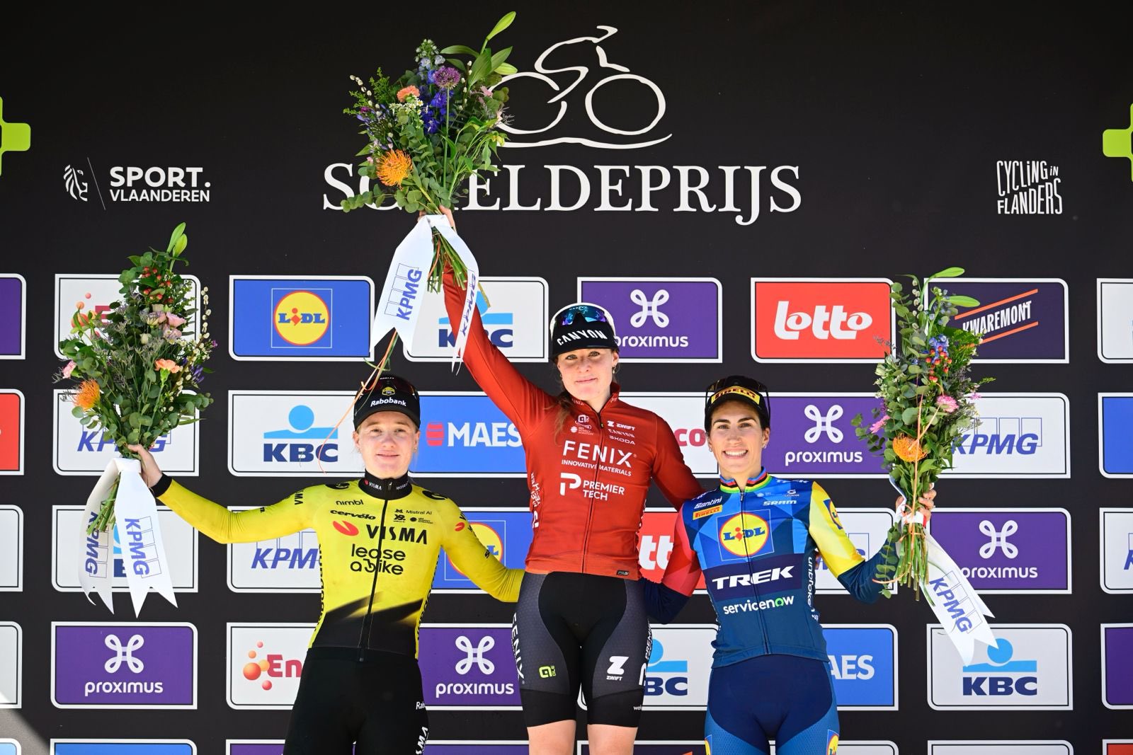 O pódio da Scheldeprijs feminina com Nienke Veenhoven, Charlotte Kool e Elisa Balsamo