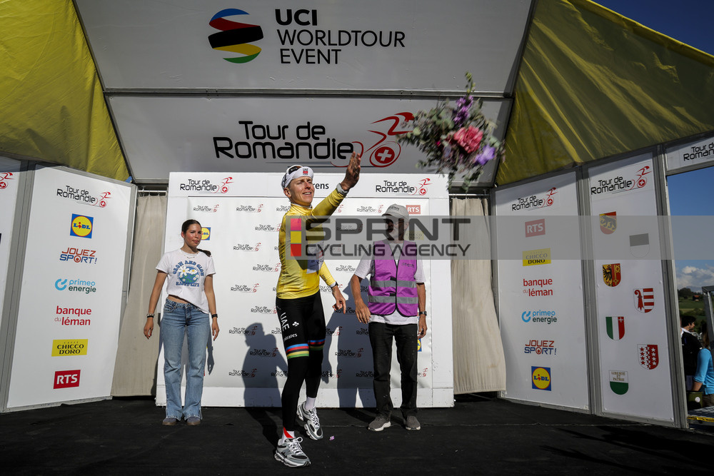 Tadej Pogacar segue o camisola amarela do Tour de Romandie (Foto: Massimo Fulgenzi/SprintCyclingAgency©2026)