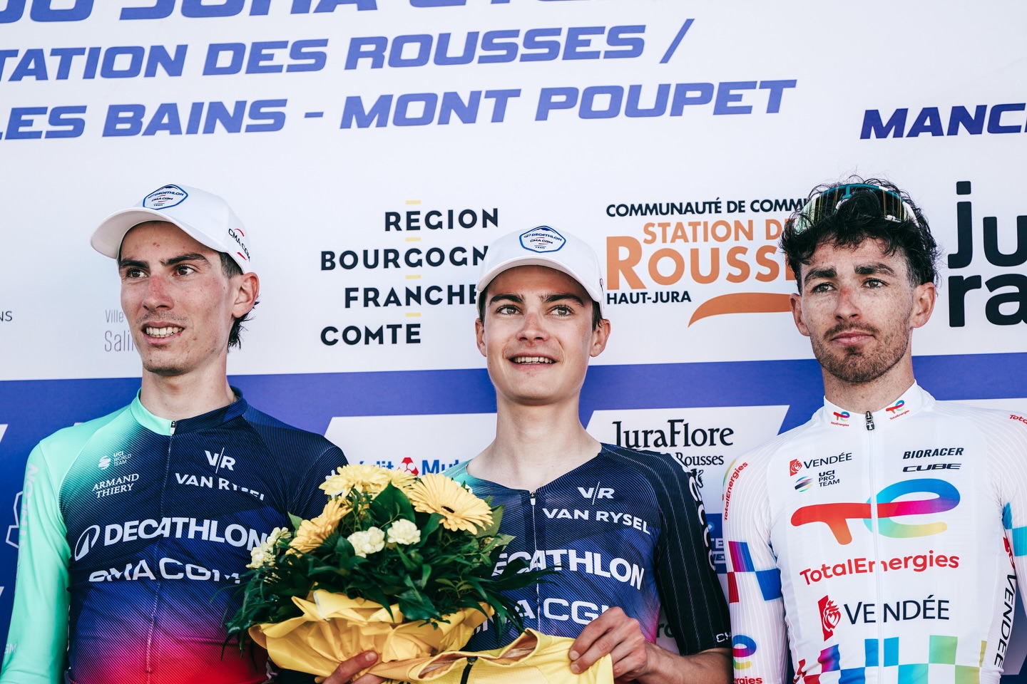 O pódio do Tour du Jura com Léo Bisiaux, Matthewu Riccitello e Jordan Jegat