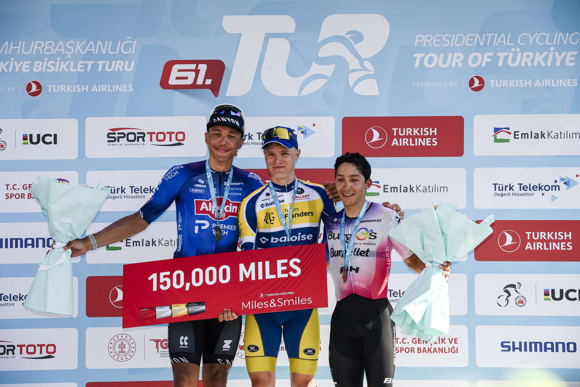 O pódio da etapa 2 do Tour of Turkiye com Sente Sentjens, Tom Crabbe e Cesar Macias