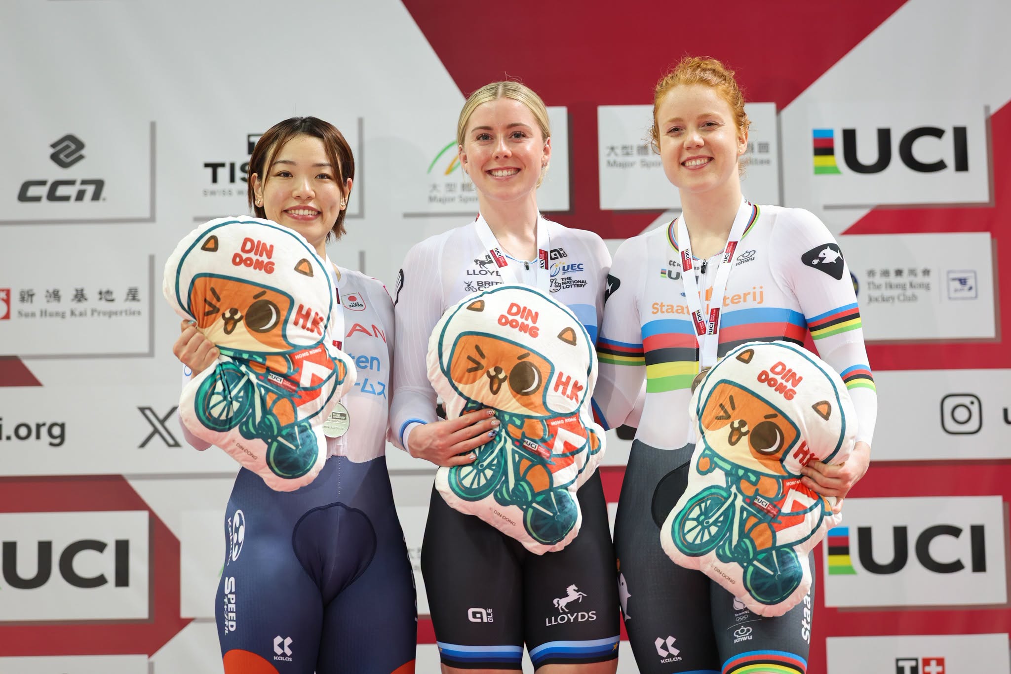 O pódio do Sprint feminino com Mina Sato, Emma Finucane e Hetty van de Wouw