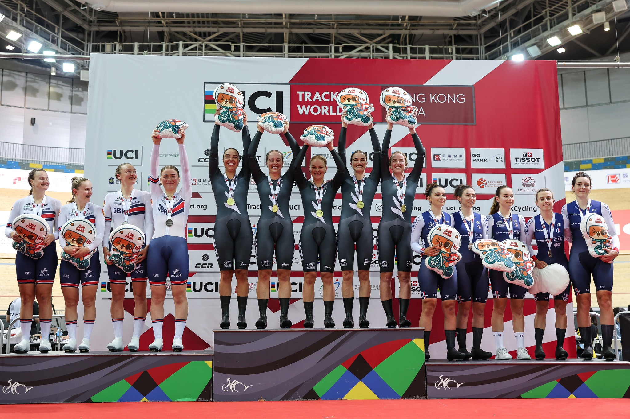 O pódio da Perseguição Coletiva feminina com Grã-Bretanha, Nova Zelândia e França