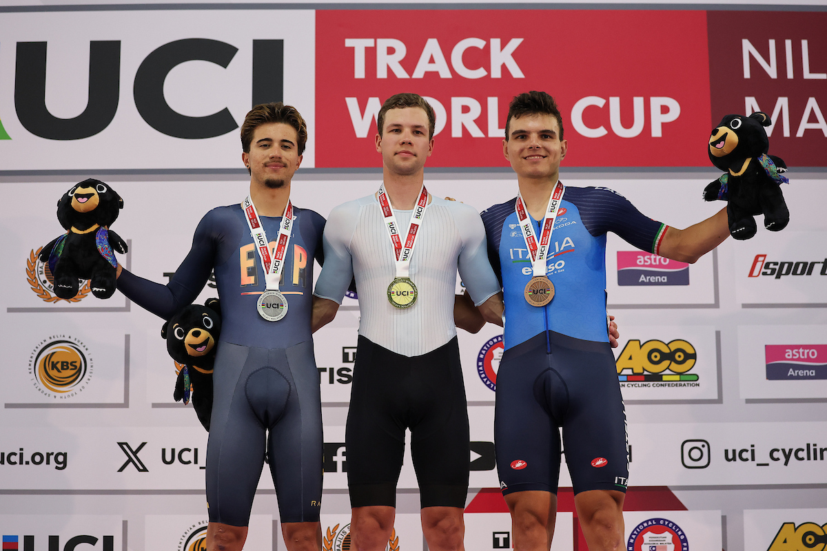 O pódio da Eliminação masculina da Taça do Mundo de Pista em Nilai com Alvaro Navas, Ilya Savekin e Matteo Fiorin