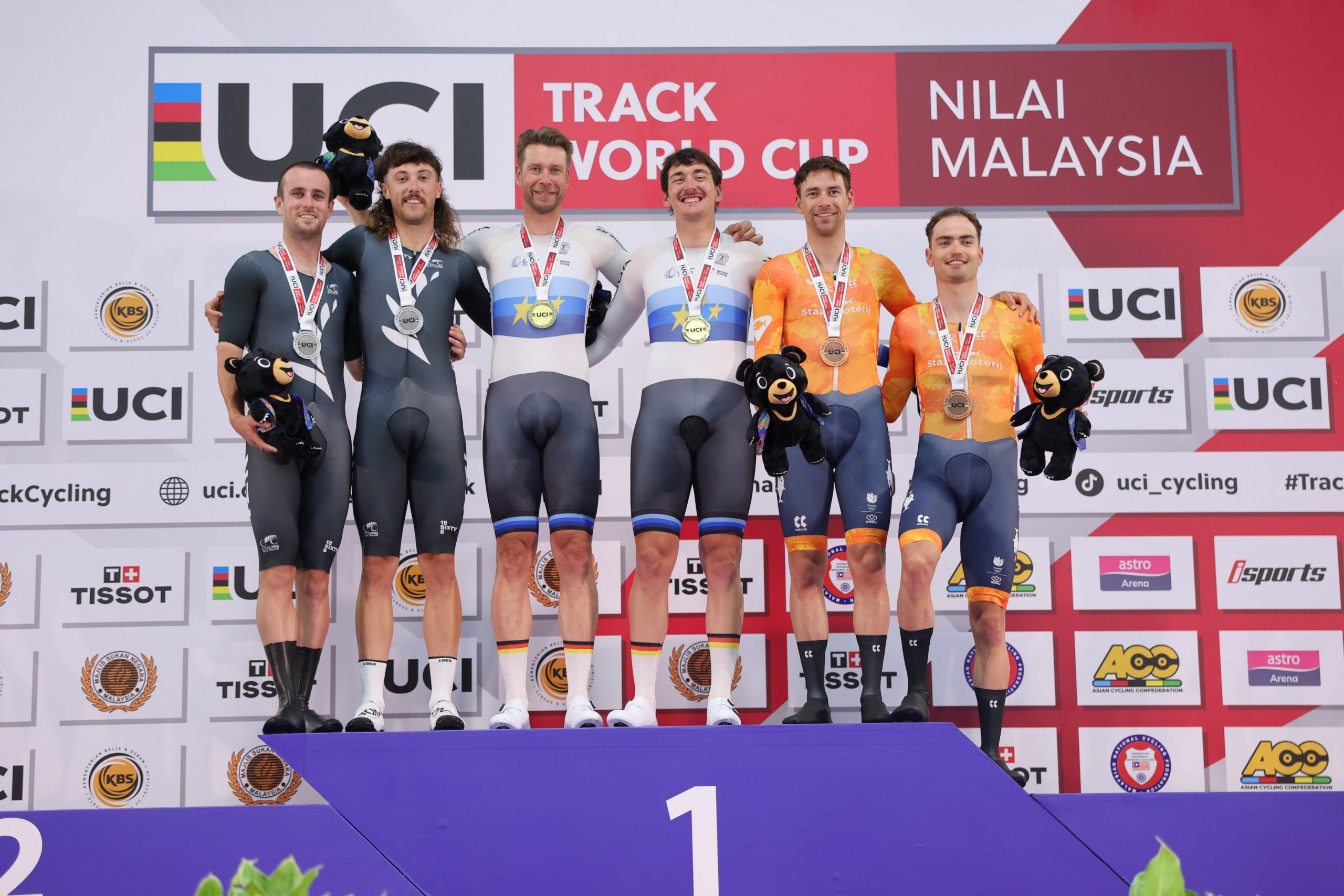 O pódio do Madison masculino da Taça do Mundo em Nilai com Thomas Sexton e George Jackson, Roger Kluge e Moritz Augenstein e Vincent Hoppezak e Yanne Dorenbos