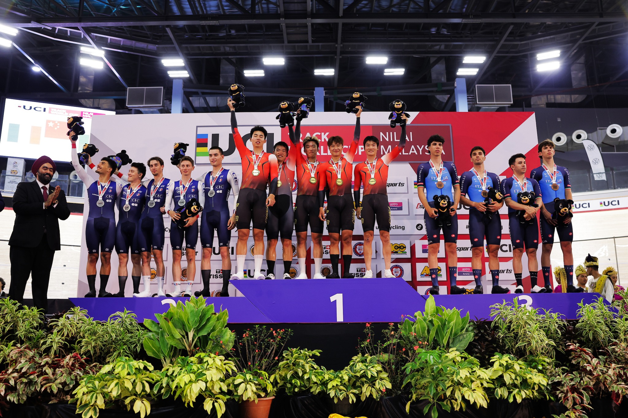 O pódio da Perseguição Coletiva masculina com França, China e Itália